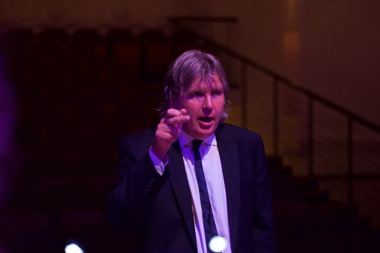 Antony Pitts conducting The Song Company, 2016