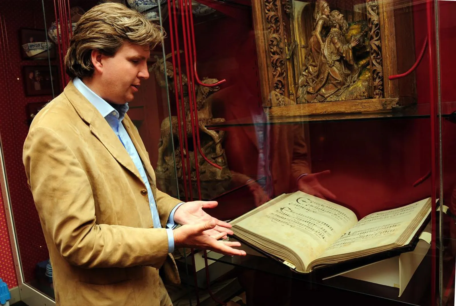 TONUS AUSTRALIS gallery: with a mediaeval choirbook